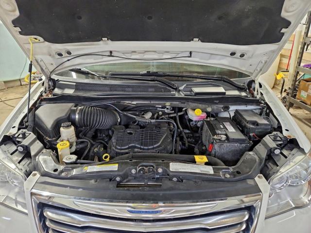 Chrysler Minivan Touring L Image 8