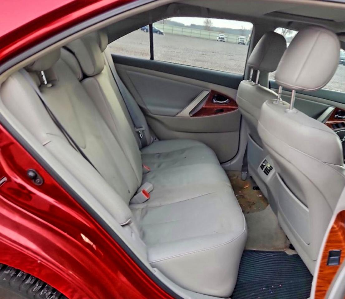 Toyota Camry Se Image 11