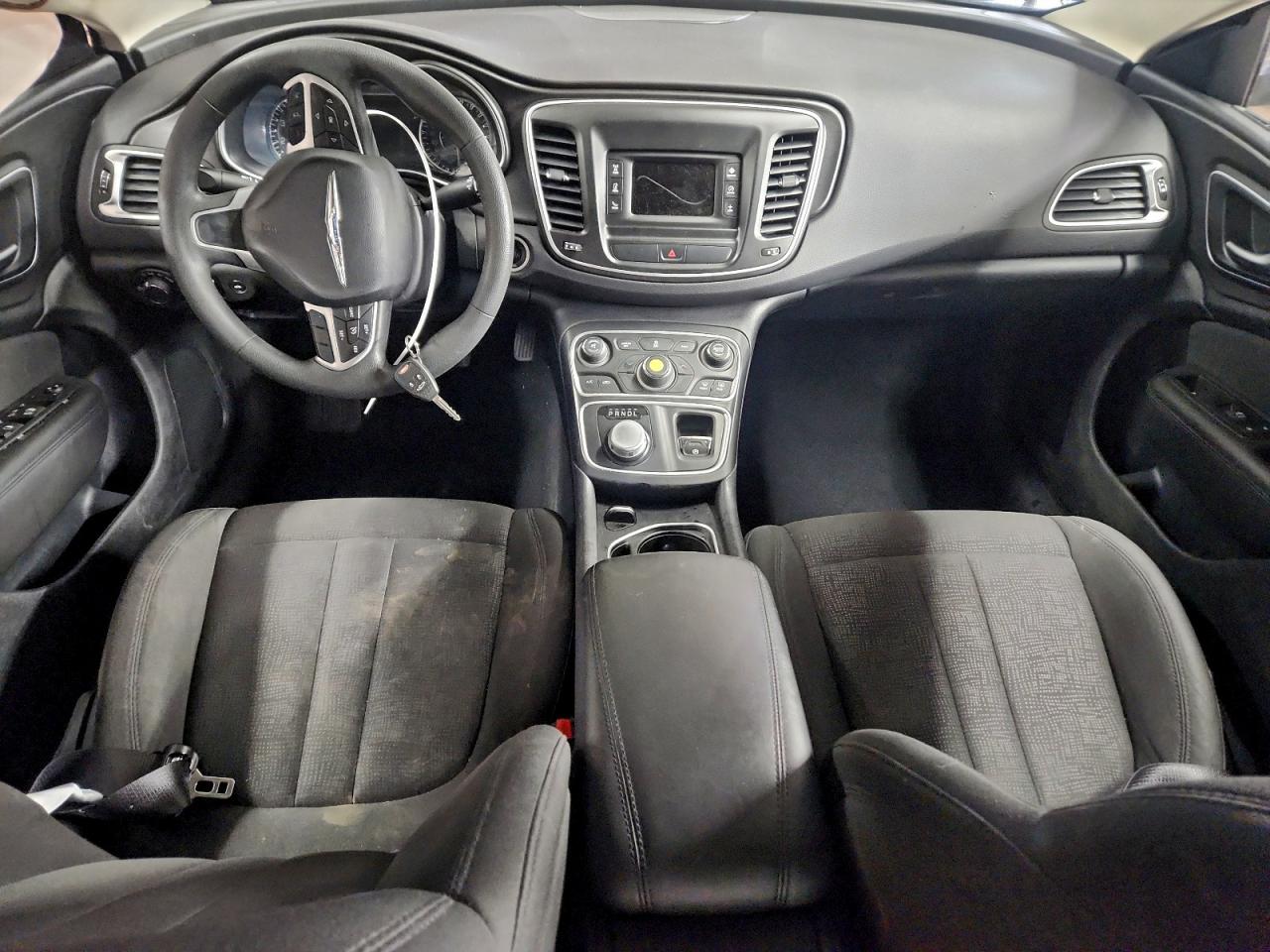 Chrysler 200 Limited Image 12