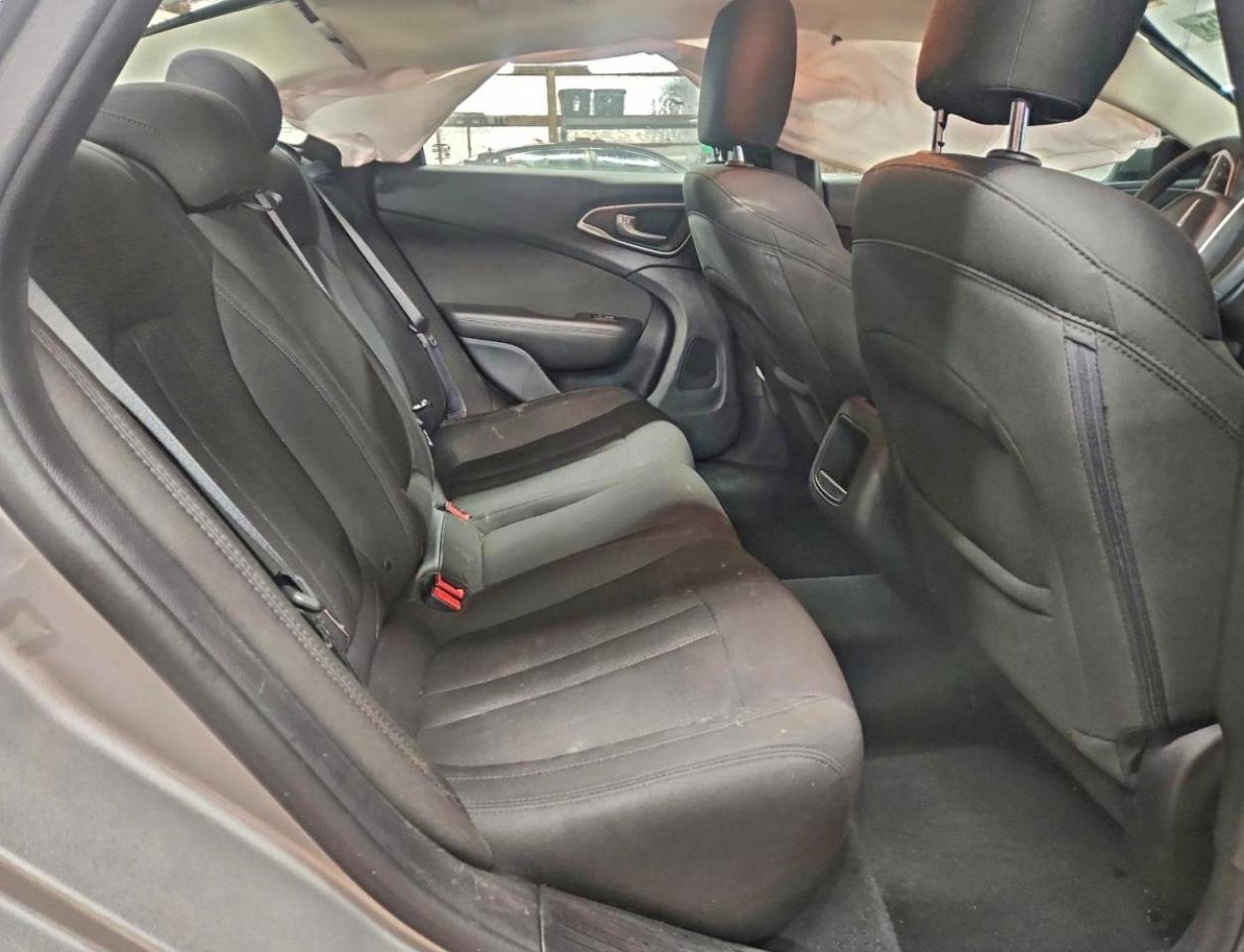 Chrysler 200 Limited Image 7