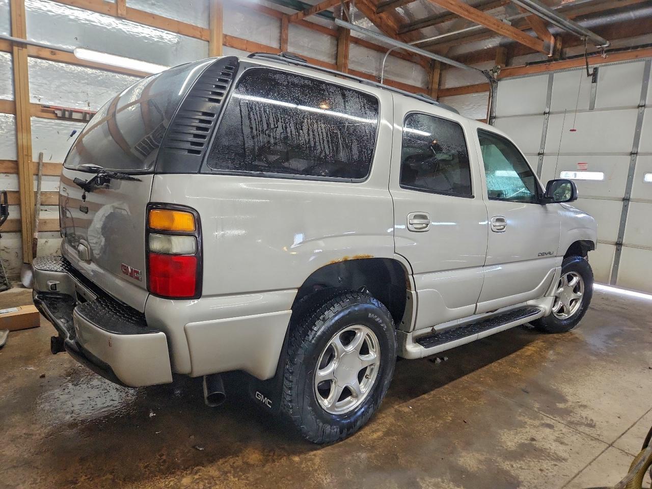 GMC Yukon Denali Image 3