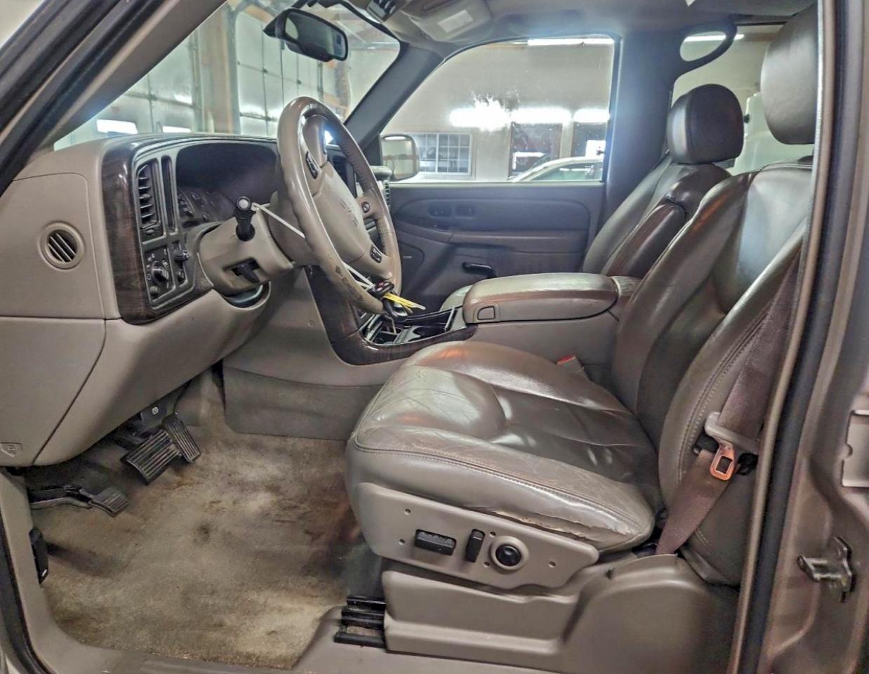 GMC Yukon Denali Image 13