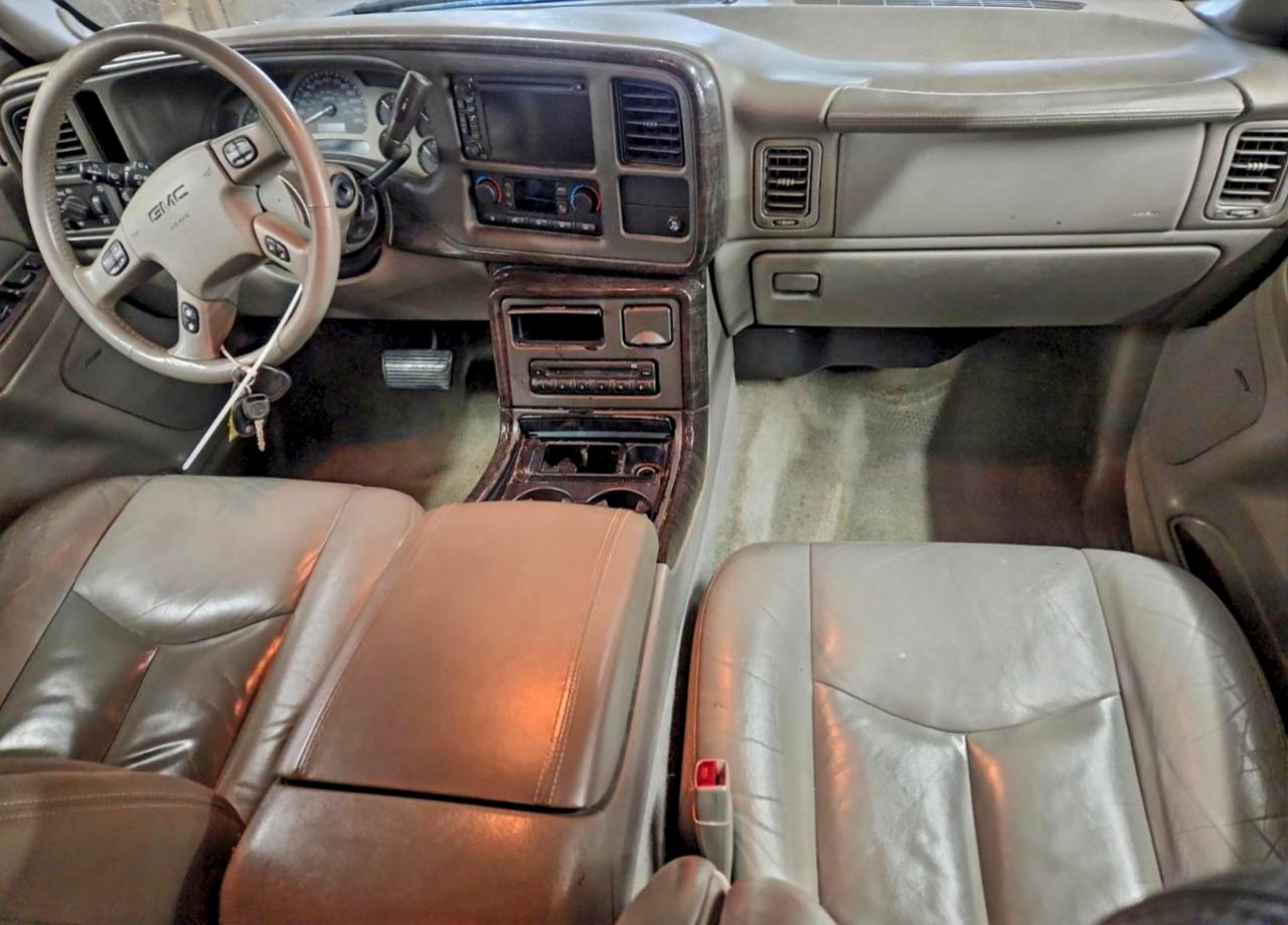 GMC Yukon Denali Image 12