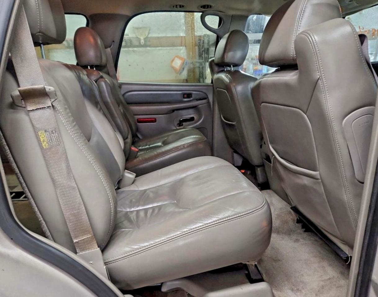 GMC Yukon Denali Image 11