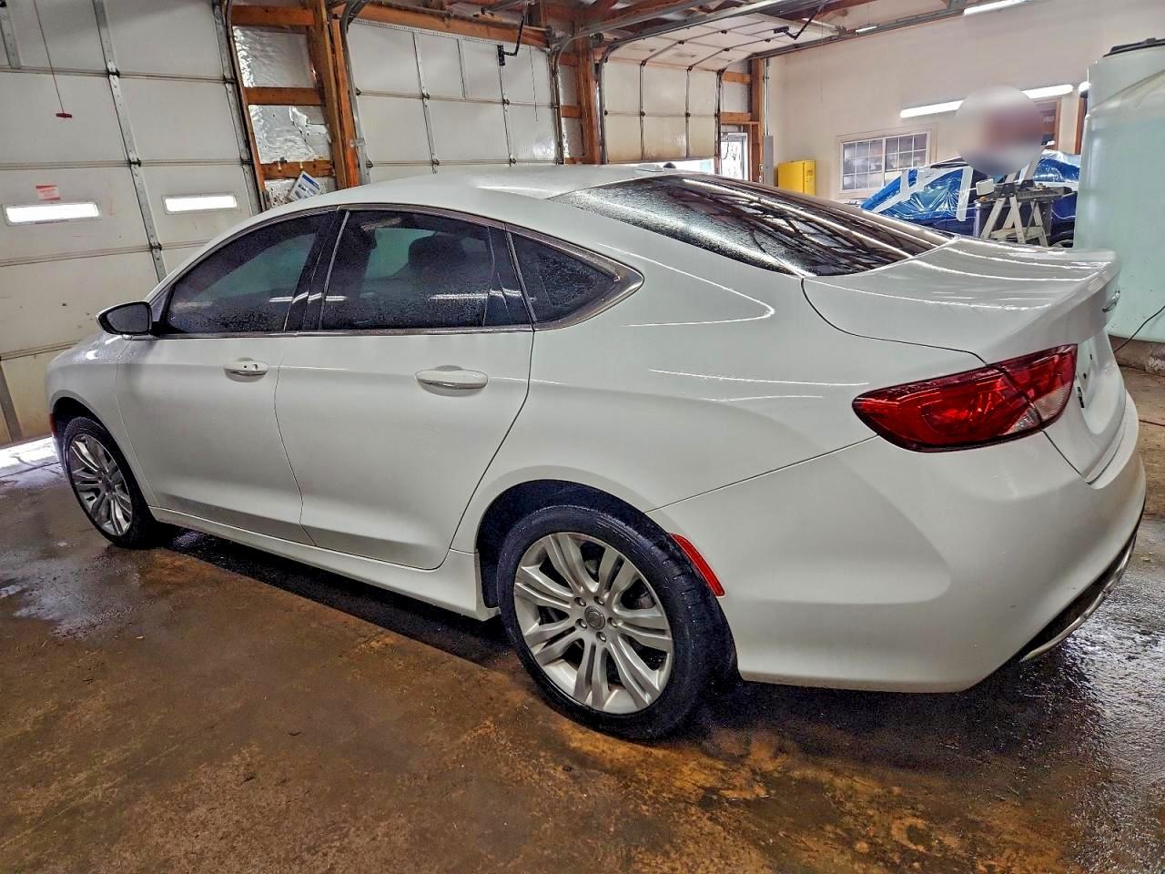 Chrysler 200 Limited Image 3