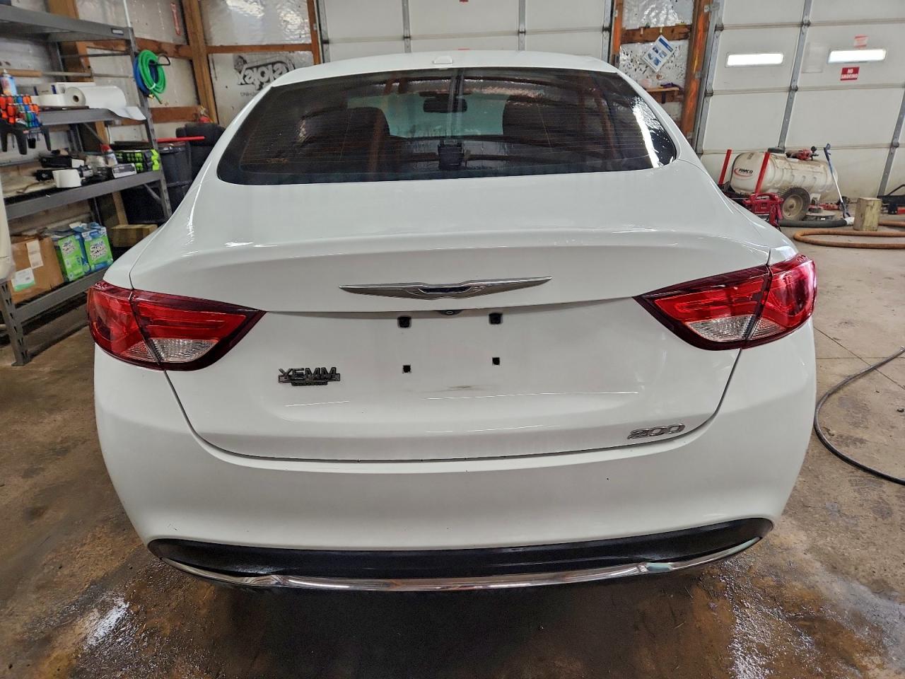 Chrysler 200 Limited Image 2