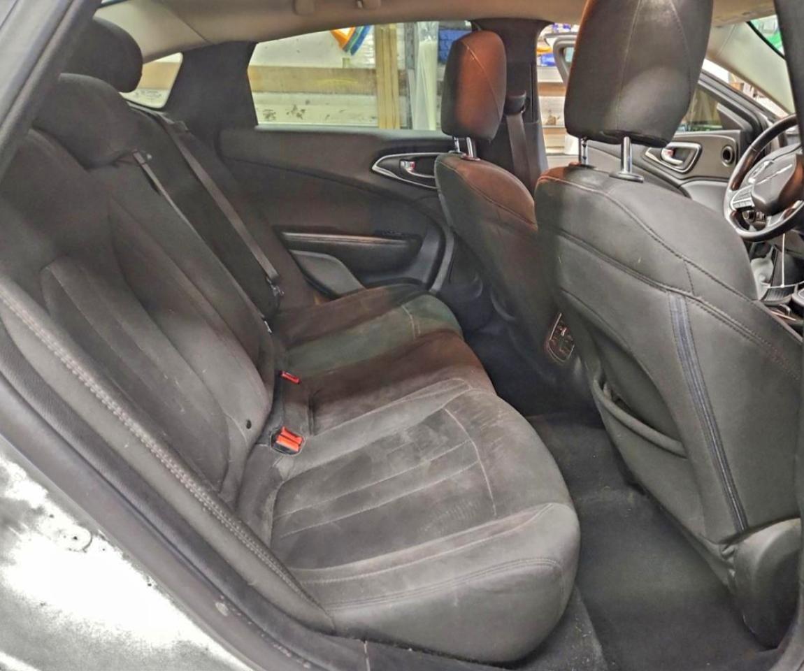 Chrysler 200 Limited Image 8