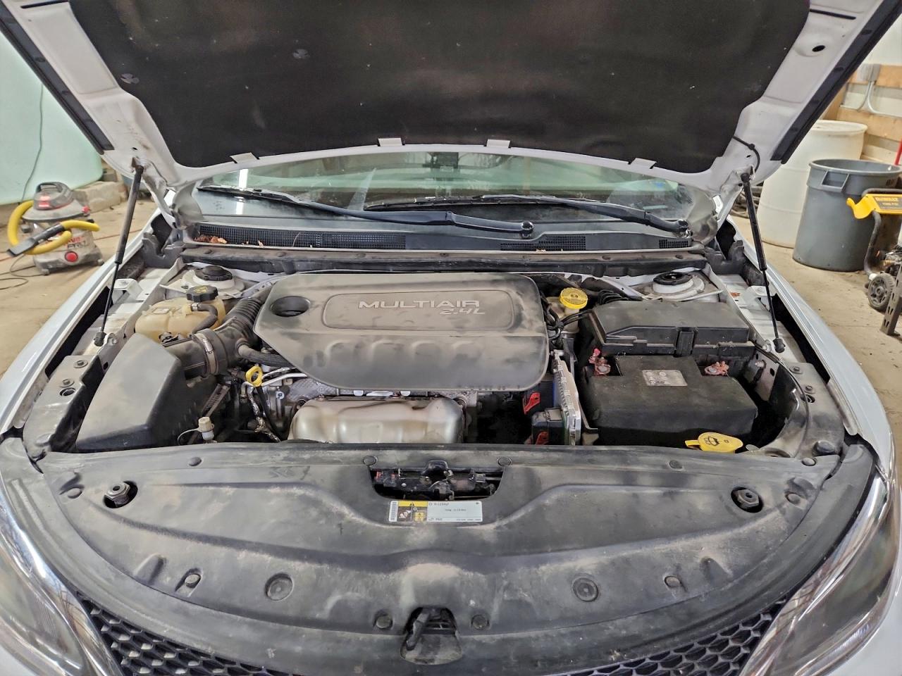 Chrysler 200 Limited Image 12