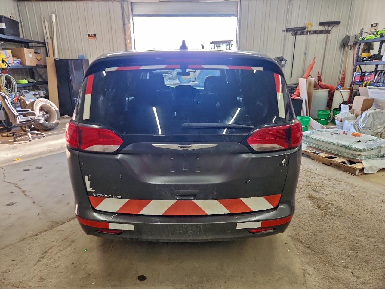 Chrysler Minivan Lx Image 6