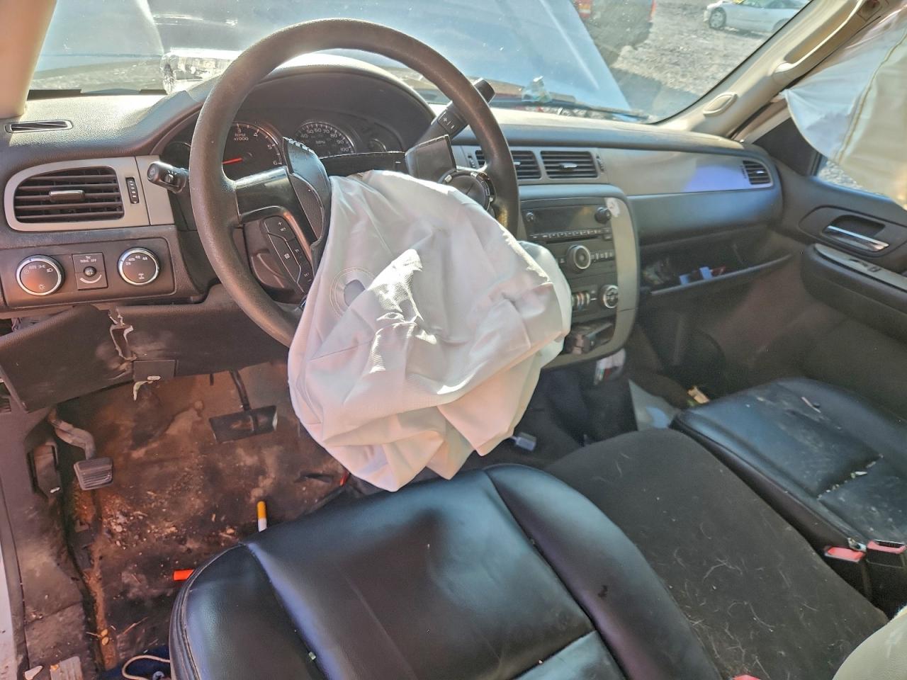 Chevrolet Suburban K2500 Image 5