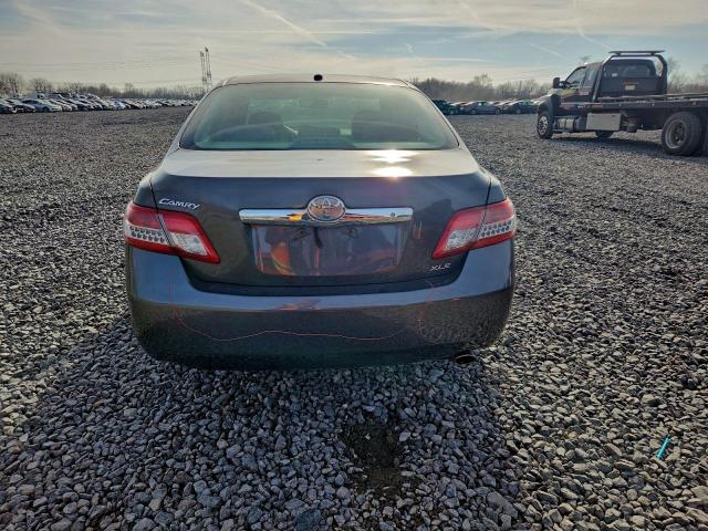 Toyota Camry Base Image 8